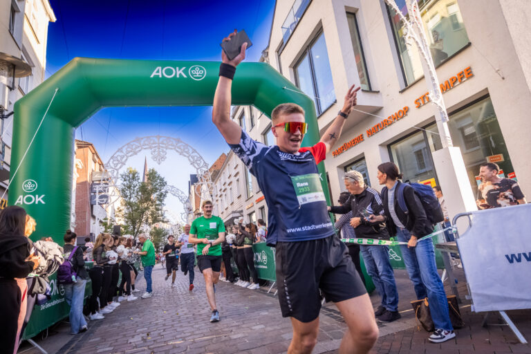 15.05.2025 Unna - AOK Firmenlauf rund um Unna - Upletics Dortmund - Run - Joggen - 5 km durch Unna - Firmenevent -   Copyright Stephan Schuetze